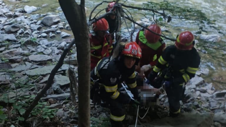 Un bărbat și o femeie, răniți după o cădere de aproape 40 de metri într-o prăpastie din Defileul Jiului, au fost salvați cu curaj de echipele de pompieri.