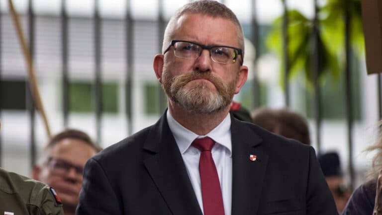 Un europarlamentar polonez extremist contestă existența camerelor de gazare de la Auschwitz.
