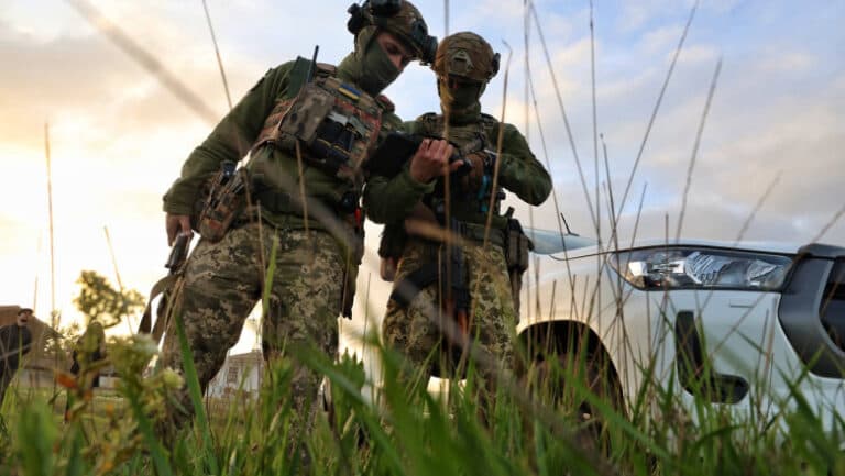 Un soldat ucrainean a deschis focul asupra a doi instructori în plină sesiune de antrenament.