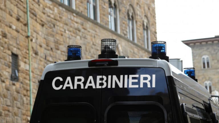 Un bărbat român din Italia a plonjat de la balcon după ce și-a agresat soacra și partenera care l-a părăsit.