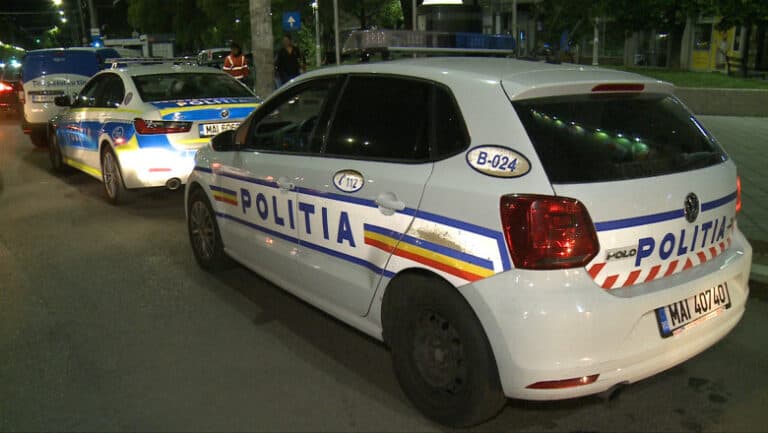 Un bărbat surprins de poliție a scăpat o armă și cartușe ascunse într-o trusă medicală.