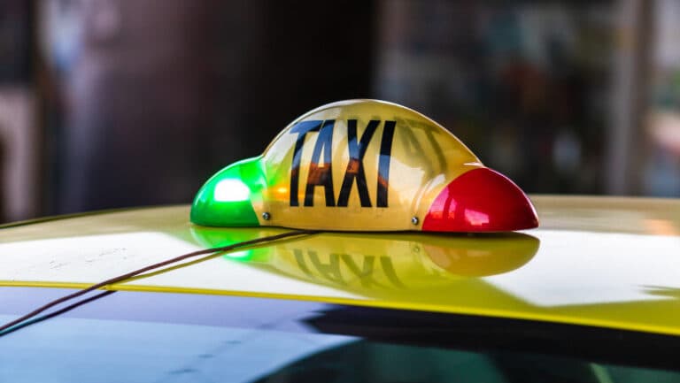 Un taximetrist a fost atacat cu cuțitul de un client în momentul în care a solicitat plata cursei. Autorul agresiunii a fost prins de către autorități.