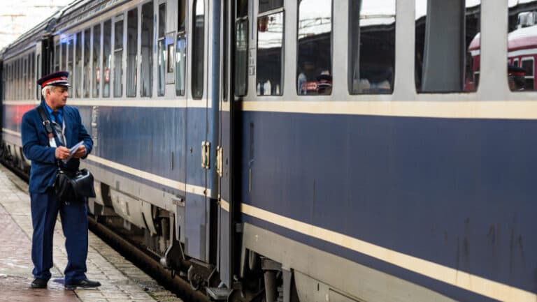 Incident pe calea ferată: un tren spre litoral a rămas fără două vagoane și a întârziat cu 4 ore
