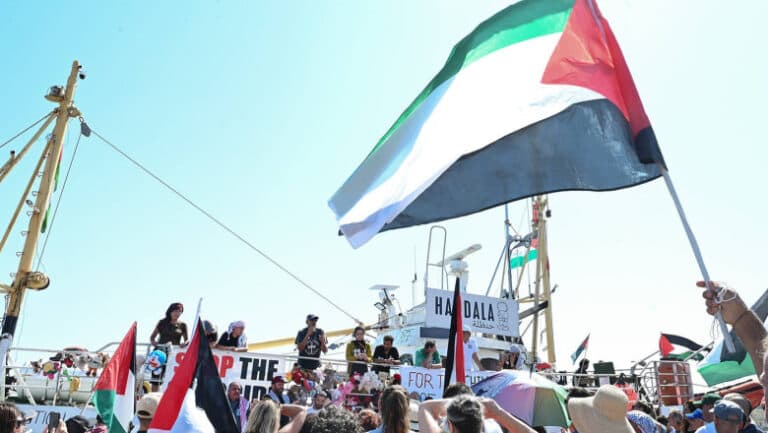 O navă umanitară navighează spre Gaza, contestând blocada israeliană, iar echipajul amenință cu greva foamei în cazul în care va fi interceptat