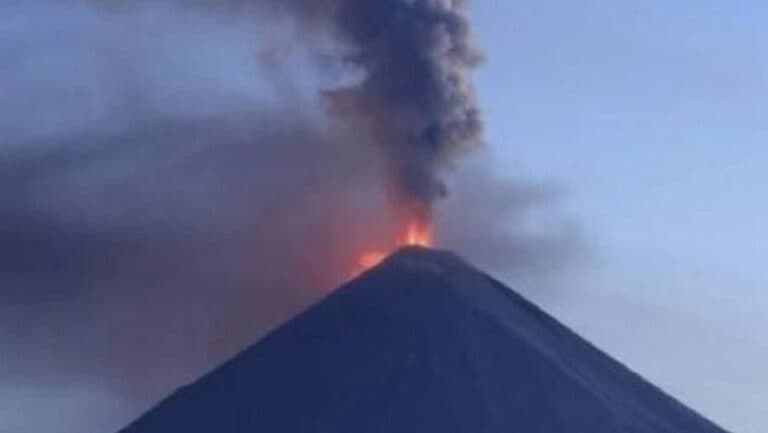 Eruptie vulcanică în Rusia, provocată de un seism puternic în Orientul Îndepărtat