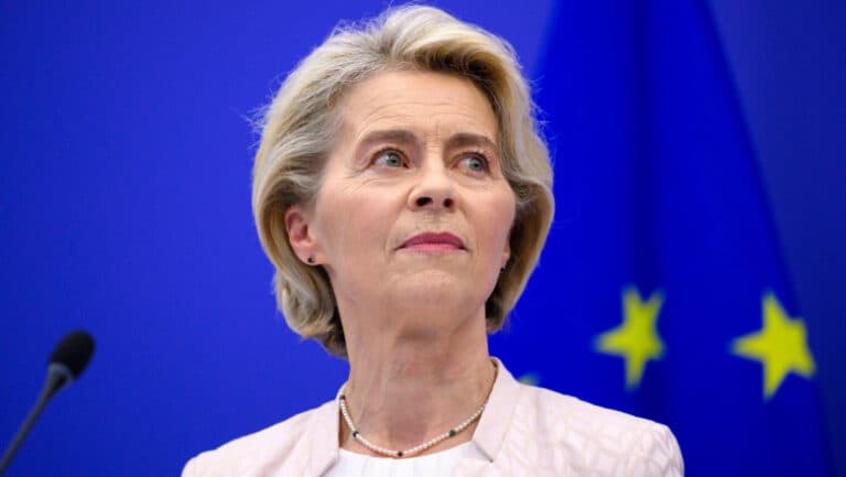 Ursula von der Leyen îndeamnă China să renunțe la „susținerea sa constantă” pentru Rusia.