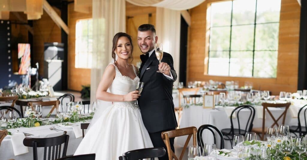 Valentin Luca, finalist al competiției Românii au talent, și Roxana Gheorghian și-au spus “DA”! O poveste de dragoste începută la un cocktail și încheiată cu o nuntă de poveste.