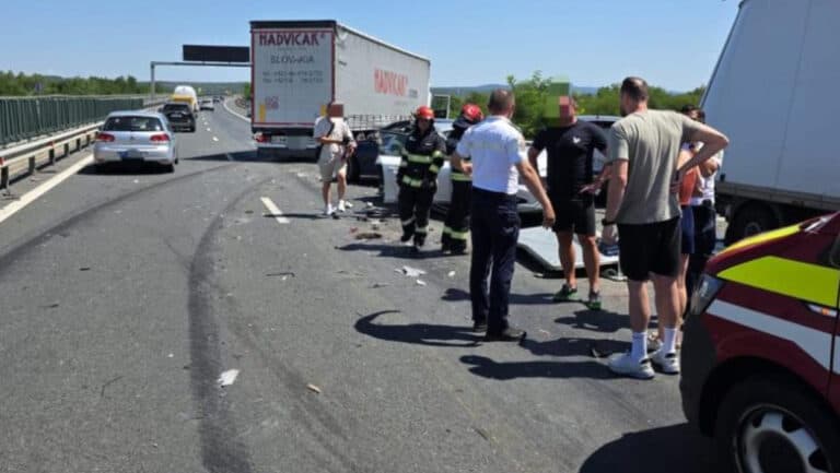 Coliziune majoră pe A1 Deva–Nădlac: șapte mașini implicate, trei copii și 11 adulți răniți, trafic blocat în zonă.