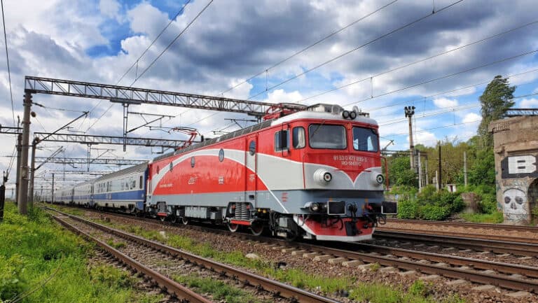 Investigația unui accident feroviar relevă grave nereguli: un mecanic de locomotivă a lucrat fără oprire timp de peste 48 de ore.
