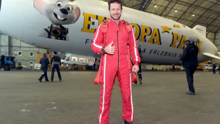 Anchetatorii explorează toate posibilitățile în legătură cu decesul lui Felix Baumgartner, căzut cu parapanta în Italia.