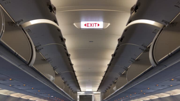 Bărbat reținut în Scoția după amenințări cu bombă la bordul unui avion, strigând „Moarte lui Trump” – incident surprins de pasageri
