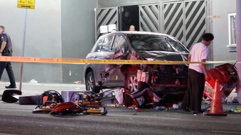 O mașină a spulberat o mulțime în Los Angeles, provocând peste 30 de răniți în apropierea unei săli de concerte.