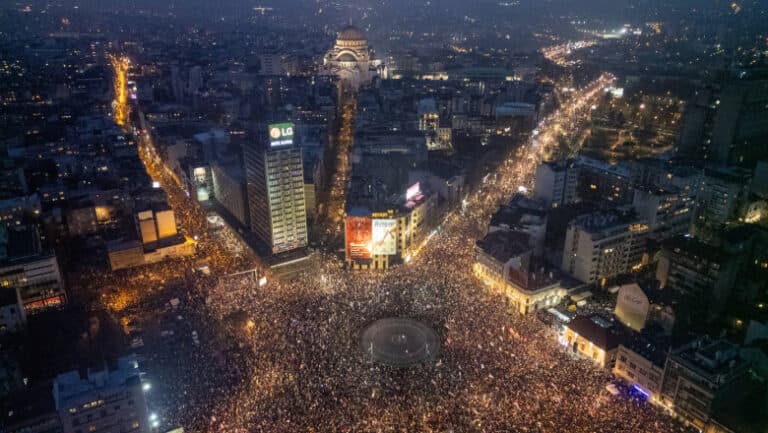 Protestele din Serbia: Zeci de mii de oameni pe străzi, iar blocajele rutiere devin vocea celor care cer alegeri anticipate.