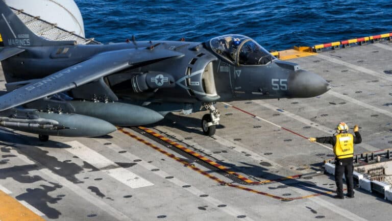 Cum a reușit o companie de băuturi să ofere ca premiu un avion cu decolare verticală AV-8B Harrier și controversa care a urmat.