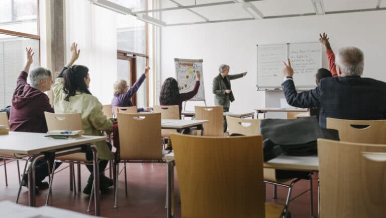 Reîntoarcerea la școală: Românii care își completează studiile pentru diploma de bacalaureat și provocările întâmpinate