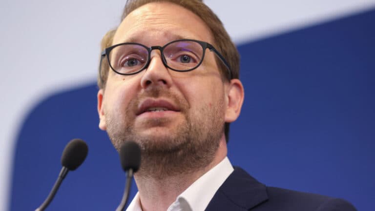 Dominic Fritz povestește despre experiența sa unică la 19 ani, când a fost nevoit să ofere o mită de 10 euro: „A fost prima și ultima dată.”
