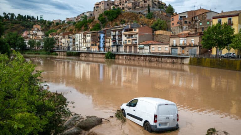 Două persoane au dispărut în urma inundațiilor devastatoare din Catalonia, iar traficul feroviar a fost afectat.