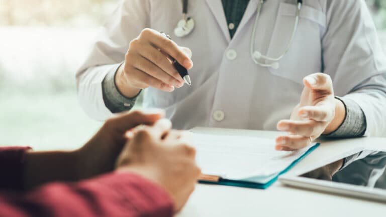 „Un dar divin: Un medic sudanez transformă o fostă alimentară într-un centru medical cu aparatură din donații.”