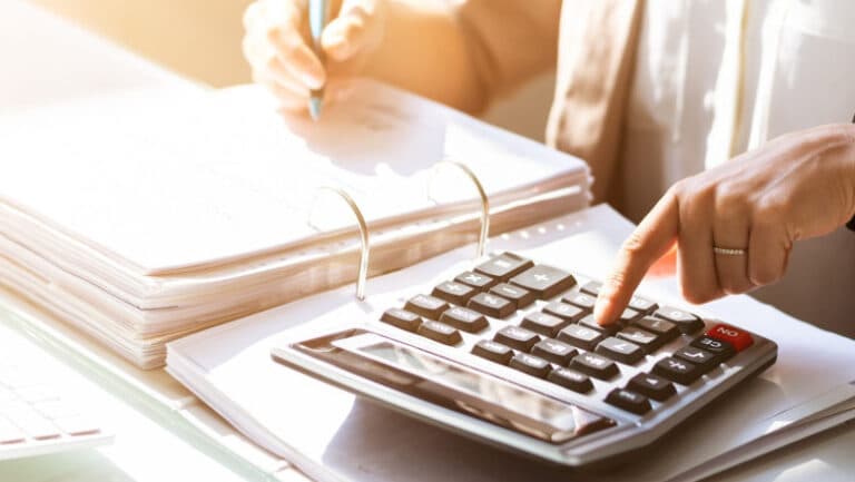 Impactul noilor măsuri fiscale ale Guvernului: Creșterea TVA-ului generează scumpiri în lanț pentru alimente, medicamente și combustibil.