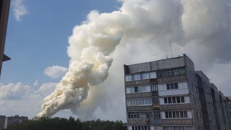 Explozie devastatoare într-un depozit de armament în Siria: 12 vieți pierdute și peste 100 de răniți