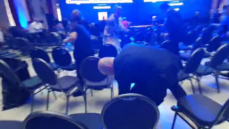 Ilie Bolojan se dedică curățării sălii de congres a PNL.