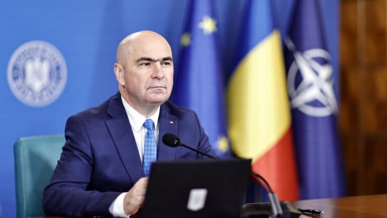 Întâlnire crucială între Ilie Bolojan și liderii sindicali, în urma protestelor bugetarilor nemulțumiți de reducerea sporurilor.