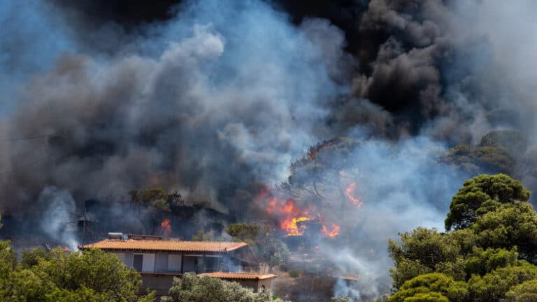 Focuri devastatoare în apropierea Atenei: sute de locuitori evacuați, iar pompierii intervin cu zboruri de salvare