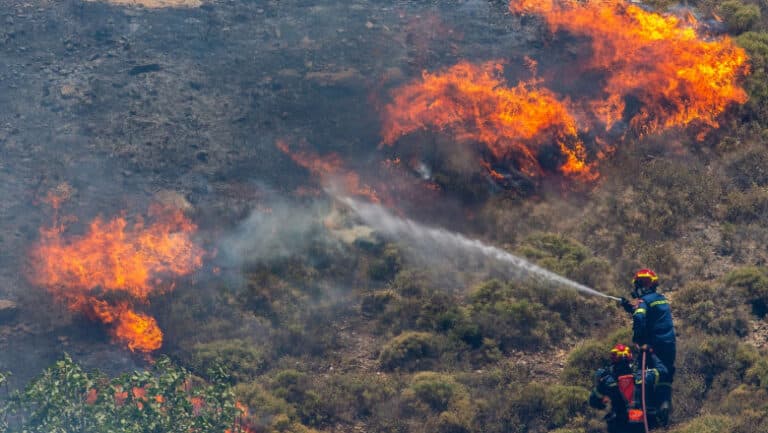 Flăcările devastatoare din Halkidiki și Creta amenință vacanțele românilor: turiști evacuați în grabă.