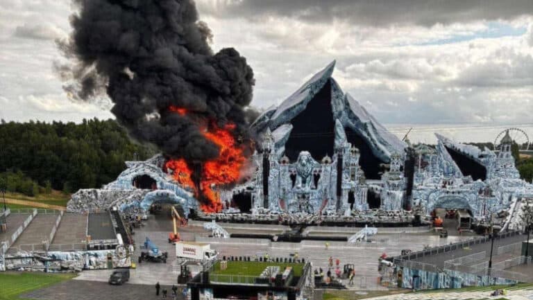 Flăcări devastatoare la scena principală a festivalului Tomorrowland din Belgia, cu doar două zile înainte de debut.