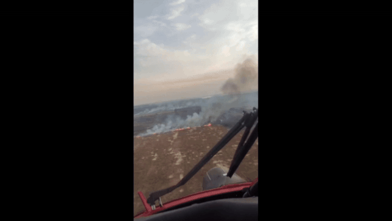 Reaprinderea flăcărilor în Delta Dunării: Elicopter Black Hawk mobilizat pentru a stinge incendiul din zona Chilia. Ce a provocat focul de sâmbătă?