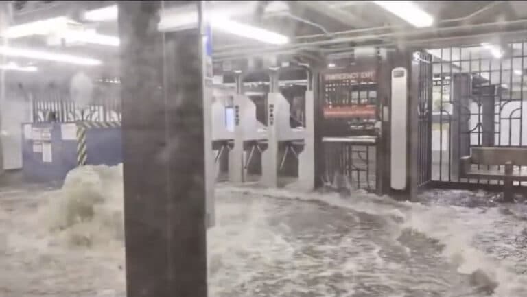 New York sub ape: străzile și metroul orașului cufundate în urma ploilor torențiale.