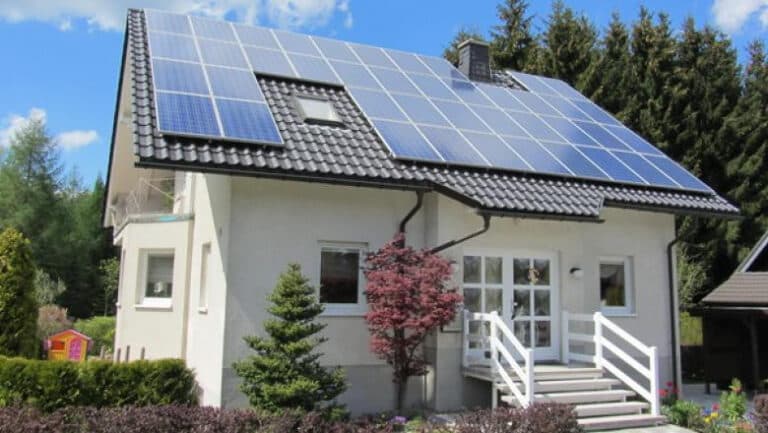 Creșterea TVA-ului duce la scumpirea panourilor fotovoltaice și a bateriilor. Ce soartă îi așteaptă programul „Casa Verde”?
