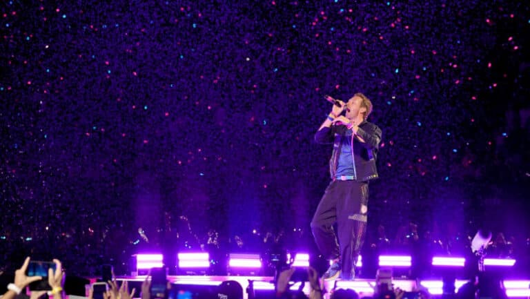 Mesajul emoționant al solistului Coldplay în deschiderea primului concert după momentul viral în care CEO-ul Astronomer îmbrățișa colega sa.