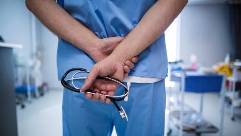 Ministrul Alexandru Rogobete îndeamnă medicii din sistemul public să respecte programul de muncă: în timpul liber pot lucra unde doresc în sectorul privat.