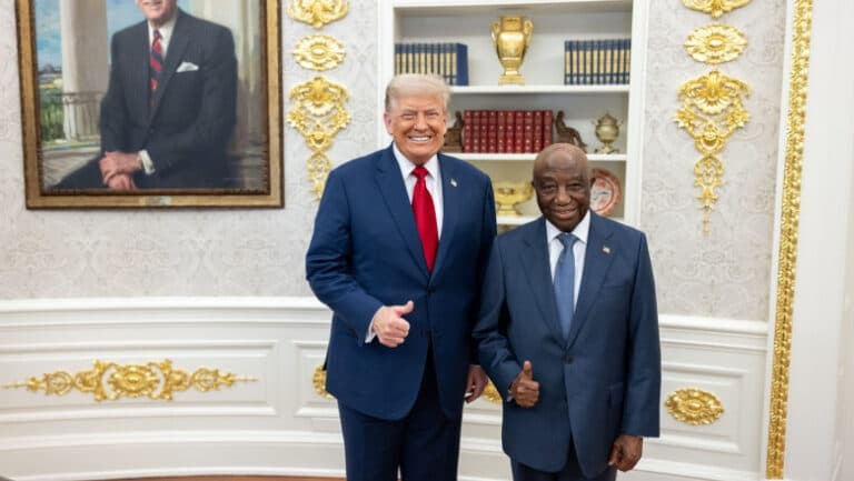 Trump într-o situație stânjenitoare: Complimentează președintele Liberiei pentru abilitatea sa de a vorbi engleză, fără să știe că aceasta este limba oficială a națiunii.
