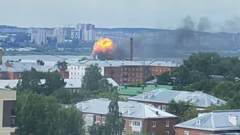 Atacul dronelor ucrainene asupra fabricii ruse de apărare aeriană din Ijevsk: explozii devastatoare și victime raportate.