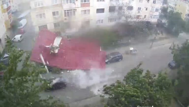 Imagini dramatice: Un bărbat reușește să scape dintr-o situație extremă, sub ochii unei furtuni devastatoare în județul Dolj