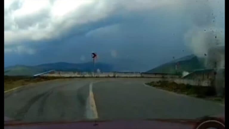 Trăsnetul lovește aproape de o mașină pe Transalpina, iar vremea capricioasă face ravagii în întreaga țară.