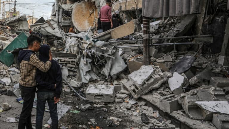 „Tragedie în Gaza: Copii nevinovați pier în așteptarea medicamentelor sub ochii întregii lumi.”