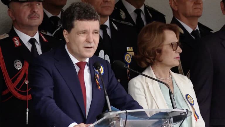 Nicușor Dan le transmite absolvenților Academiei de Poliție: Încrederea românilor în instituții pornește de la credibilitatea acestora