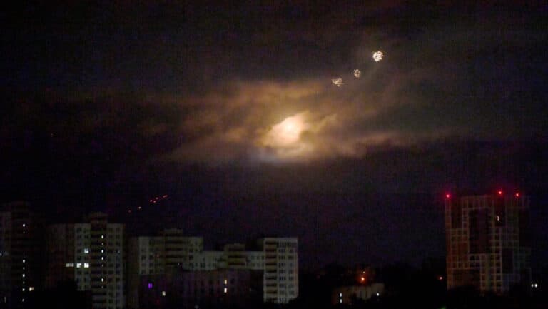 Atac aerian de amploare asupra Ucrainei: Dronele rusești devastatoare lovesc Kievul, provocând 19 răniți în cursul nopții.