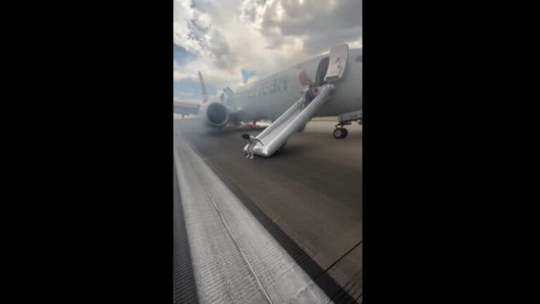 Incident aerian alarmant: Pasagerii au fost nevoiți să părăsească avionul pe tobogan din cauza unui incendiu