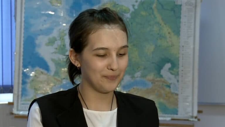 „Determinarea dincolo de obstacole: Povestea unei tinere nevăzătoare care a reușit să promoveze BAC-ul.”