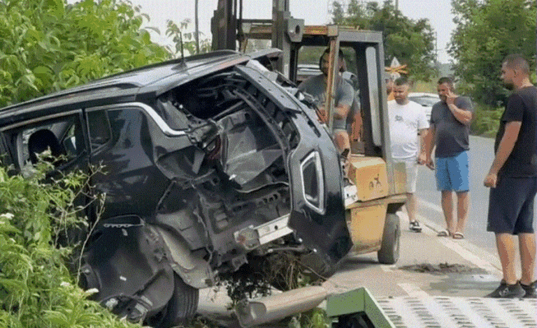 Accident feroviar la Buzău: O mașină a fost izbită de tren, iar șoferul a fost transportat de urgență la spital.