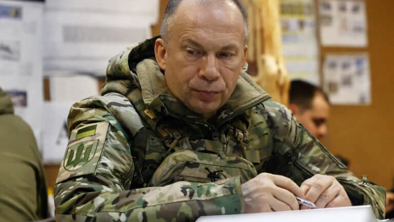 Oleksandr Sîrski efectuează o vizită de evaluare în zona Harkov, sub amenințarea unor posibile atacuri: „Nu neglijez nicio secțiune a frontului.”
