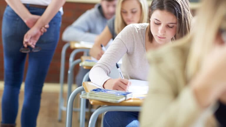 Profesoară suspectată de utilizarea echipamentelor de bruiaj la examene pentru prevenirea copiilor. Ce a dus la dezvăluirea acestei situații?