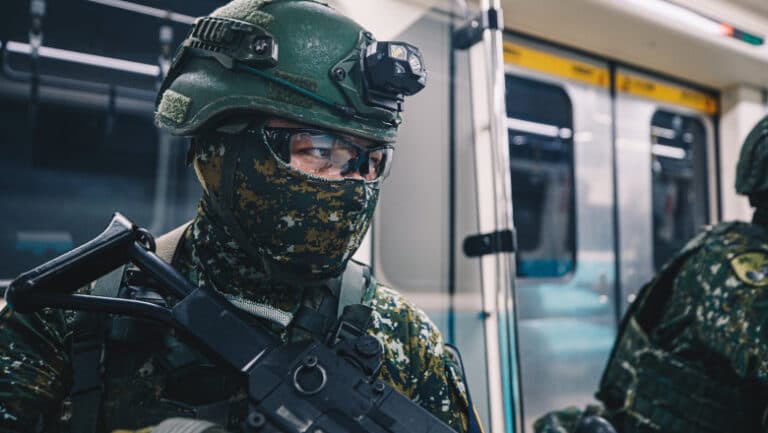 Trupele taiwaneze se antrenează în adâncurile metroului cu rachete Stinger și lansatoare de grenade pentru a face față unei invazii chineze.