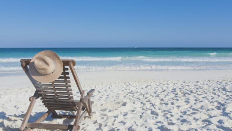 „Românii reduc din escapade: stațiunile de la mare rămân pustii în timpul săptămânii. Strategii inedite ale hotelierilor pentru a atrage turiști.”