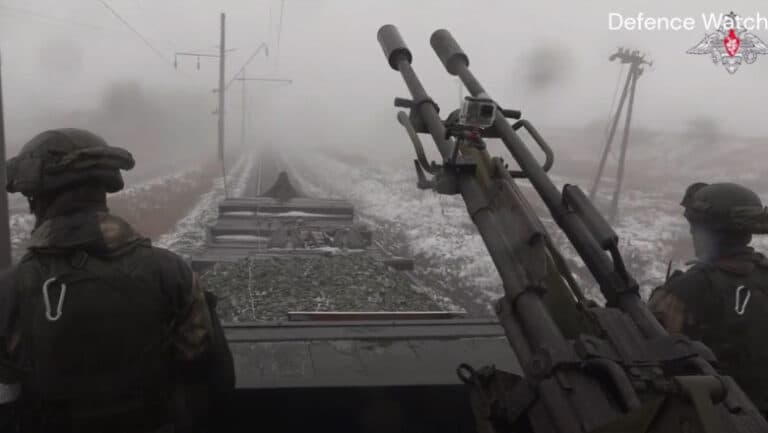 Rusia readuce în prim-plan tacticile trenurilor blindate, desfășurând o garnitură realizată din componente furate de la rețelele feroviare ucrainene.