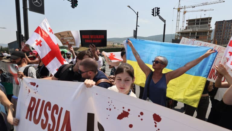 Steagul Rusiei, mistuit în Georgia: „Porcilor, nu aveți loc aici! Azi sunt artificii, mâine vor fi rachete Grad.”